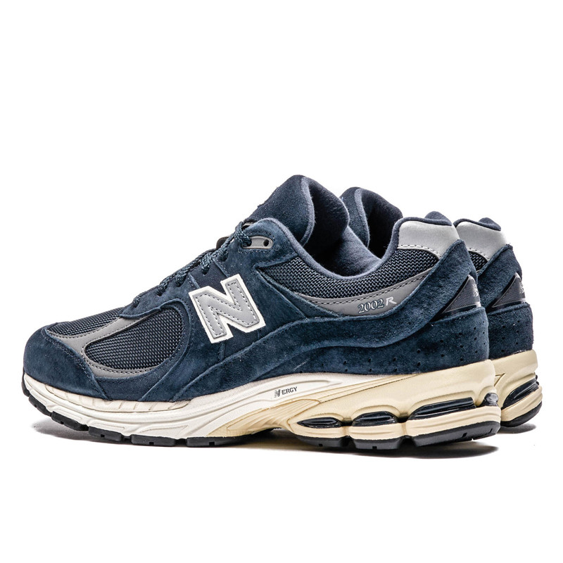 SEPATU SNEAKERS NEW BALANCE 2002R