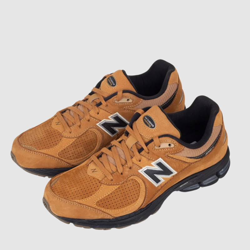 SEPATU SNEAKERS NEW BALANCE 2002R