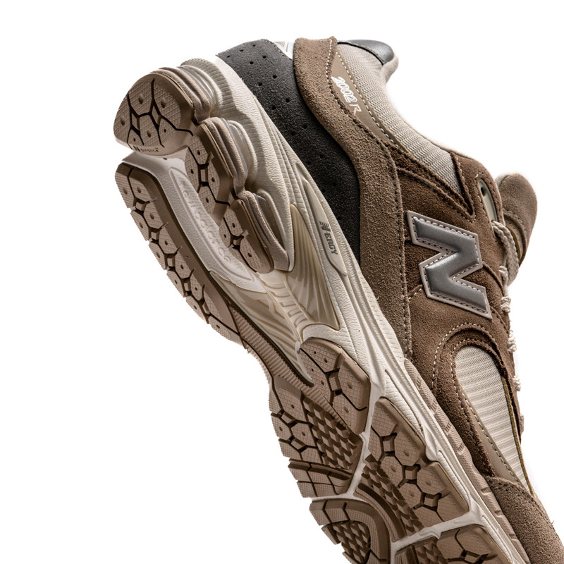 SEPATU SNEAKERS NEW BALANCE 2002R